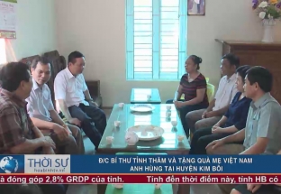 Đ/c Bí thư tỉnh ủy thăm và tặng quà mẹ Việt Nam anh hùng tại huyện Kim Bôi