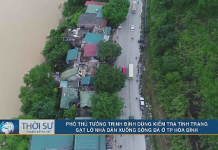 Phó Thủ tướng Trịnh Đình Dũng kiểm tra tình trạng sạt lở nhà dân xuống Sông Đà ở TP Hòa Bình
