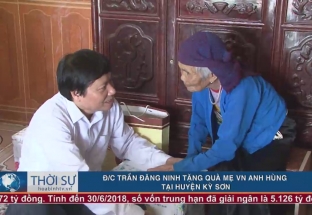 Đ/c Trần Đăng Ninh tặng quà mẹ Việt Nam anh hùng tại huyện Kỳ Sơn