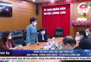 8/12: Đoàn đại biểu Quốc hội tỉnh tặng quà BCĐ phòng, chống dịch Covid-19 huyện Lương Sơn