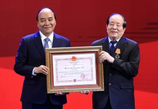 Chủ tịch nước trao Huân chương Độc lập hạng Nhì cho nhà thơ Hữu Thỉnh