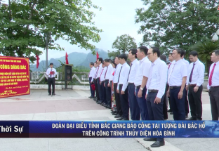 16/5: Đoàn đại biểu tỉnh Bắc Giang báo công tại tượng đài Bác Hồ trên công trình thủy điện Hòa Bình
