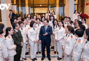 Chủ tịch Quốc hội Vương Đình Huệ gặp mặt Đoàn đại biểu phụ nữ công an nhân dân