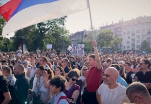 Serbia căng thẳng gia tăng bởi các biểu tình đòi thay đổi chính trị