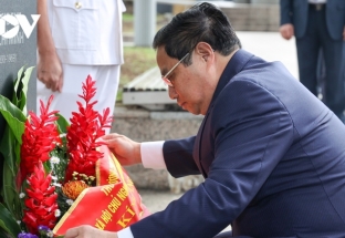 Thủ tướng và phu nhân dâng hoa tại Tượng đài Chủ tịch Hồ Chí Minh ở Singapore
