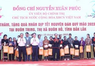 Chủ tịch nước tặng quà gia đình khó khăn ở Thị xã Buôn Hồ, Đắk Lắk