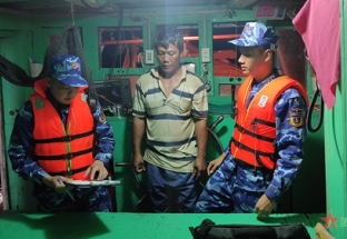 Bộ tư lệnh Vùng Cảnh sát biển 4 bắt giữ 2 tàu vận chuyển số lượng lớn dầu DO trái phép