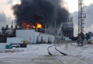 Cháy tại nhà máy lọc dầu ở Nga