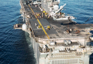 Iran cảnh báo mạnh mẽ, trực thăng Mỹ ở eo biển Hormuz "rút lui"