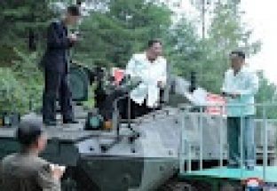 Ông Kim Jong-un lái xe bọc thép, lệnh tăng cường sản xuất tên lửa