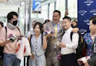 Thủ tướng Thái Lan đích thân ra sân bay đón du khách quốc tế