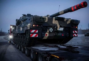 Quân sự thế giới hôm nay (12-1): Hungary nhận xe tăng Leopard 2A7, Tổng thống Nga Vladimir Putin kiểm tra dự án tàu sân bay mới