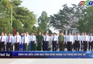 19/5: Đoàn đại biểu lãnh đạo tỉnh Hòa Bình dâng hương tại tượng đài Bác Hồ
