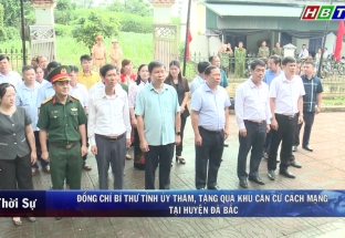 25/8: Đ/c Bí thư tỉnh ủy thăm, tặng quà khu căn cứ cách mạng tại huyện Đà Bắc