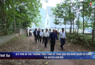 26/4: Đ/c Bùi Đức Hinh, Phó Bí thư TTTU Hòa Bình tặng quà gia đình người có công tại huyện Kim Bôi