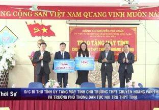 06/12: Đ/c Bí thư tỉnh ủy tặng máy tính cho trường THPT chuyên Hoàng Văn Thụ và trường PTDT nội trú THPT tỉnh