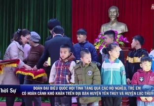 11/01: Đoàn ĐBQH tỉnh tặng quà hộ nghèo, trẻ em có HCKK trên địa bàn huyện Yên Thủy và Lạc Thủy 