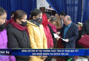 29/01: Đ/c Phó Bí thư TT tỉnh ủy tặng quà tết cho người nghèo tại huyện Tân Lạc