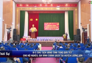 12/01: Đ/c Chủ tịch UBND tỉnh tặng quà tết cho hộ nghèo, gđ chính sách tại huyện Lương Sơn 
