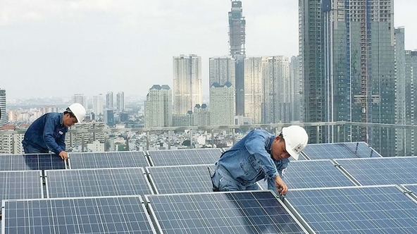Điện mặt trời mái nhà: Thận trọng và chống trục lợi chính sách