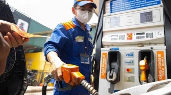 Giá xăng dầu đồng loạt giảm, giá xăng RON 95 mất mốc 25.000 đồng/lít