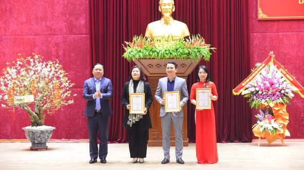 Đ/c Bí thư tỉnh ủy trao giải đặc biệt " Giải búa liềm vàng" năm 2022 cho phóng viên Đài PTTH tỉnh