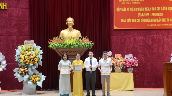 PV Đài PTTH tỉnh nhận giải Giải Búa liềm vàng và Giải Báo chí quốc gia năm 2023.