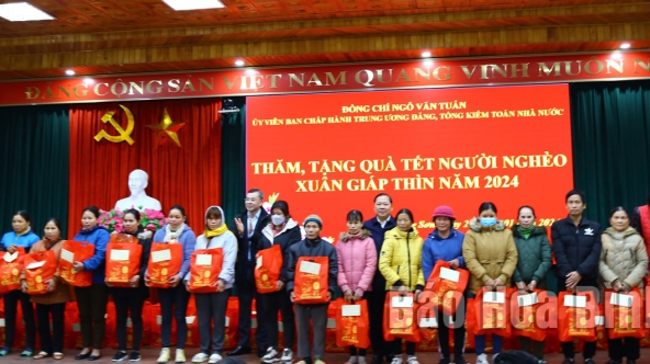 Tổng Kiểm toán Nhà nước Ngô Văn Tuấn thăm, tặng quà Tết người nghèo tại huyện Lương Sơn