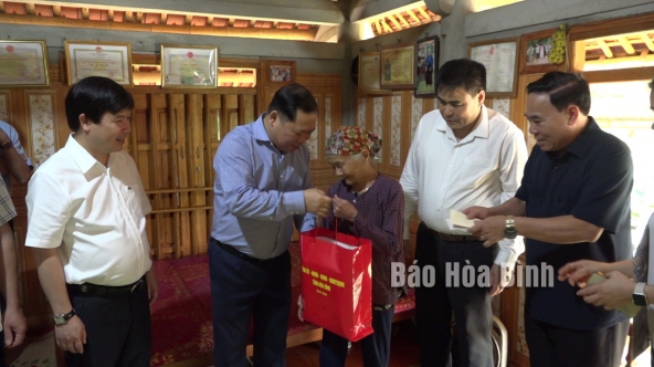 Bí thư Tỉnh uỷ Nguyễn Phi Long thăm, tặng quà chiến sỹ Điện Biên, thanh niên xung phong tại huyện Lạc Sơn