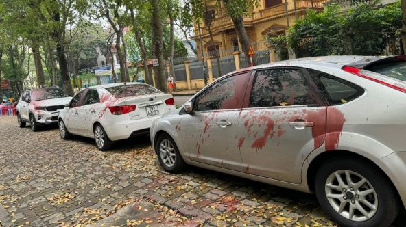Hà Nội: Tạm giữ hình sự 4 đối tượng tạt sơn vào nhiều xe ô tô