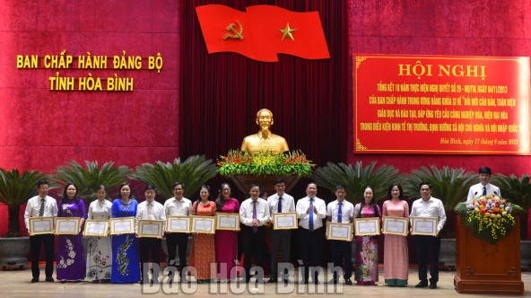 Khen thưởng 28 tổ chức đảng, đảng viên xuất sắc thực hiện Nghị quyết số 29-NQ/TW của Ban Chấp hành T.Ư Đảng khóa XI