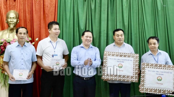 Bí thư Tỉnh ủy Nguyễn Phi Long thăm và tặng quà chiến khu cách mạng tại huyện Lạc Sơn