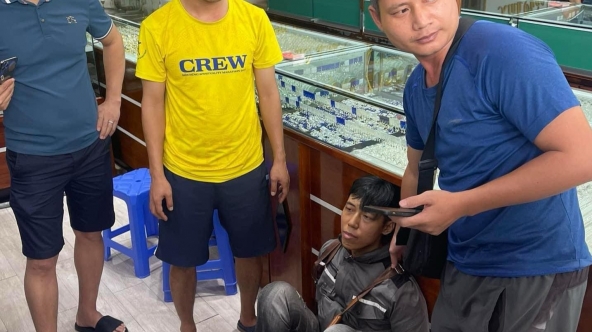 Bắt nhanh đối tượng cướp tiệm vàng tại Phú Thọ