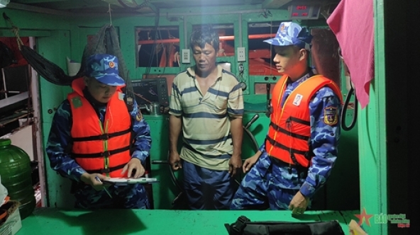 Bộ tư lệnh Vùng Cảnh sát biển 4 bắt giữ 2 tàu vận chuyển số lượng lớn dầu DO trái phép