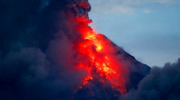 Philippines khuyến cáo sơ tán, cảnh báo núi lửa Mayon phun trào nguy hiểm