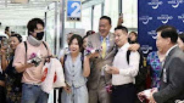 Thủ tướng Thái Lan đích thân ra sân bay đón du khách quốc tế